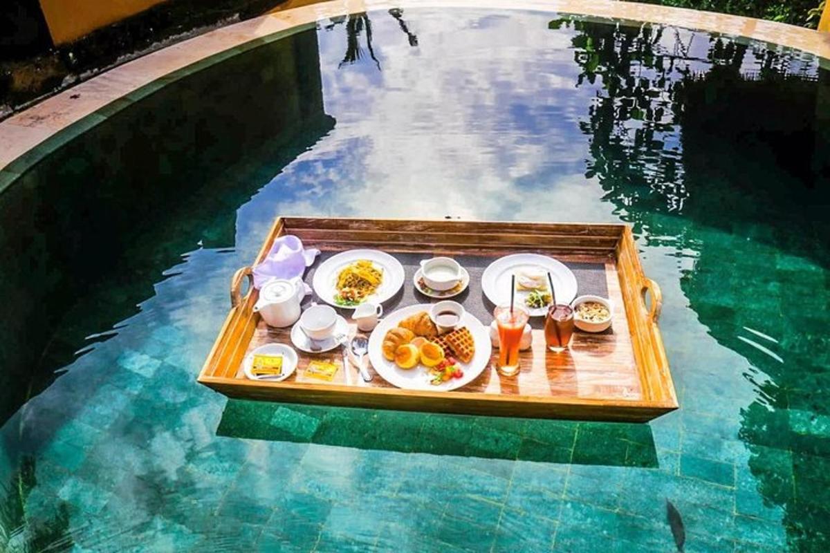 dulang makanan di atas meja di kolam renang