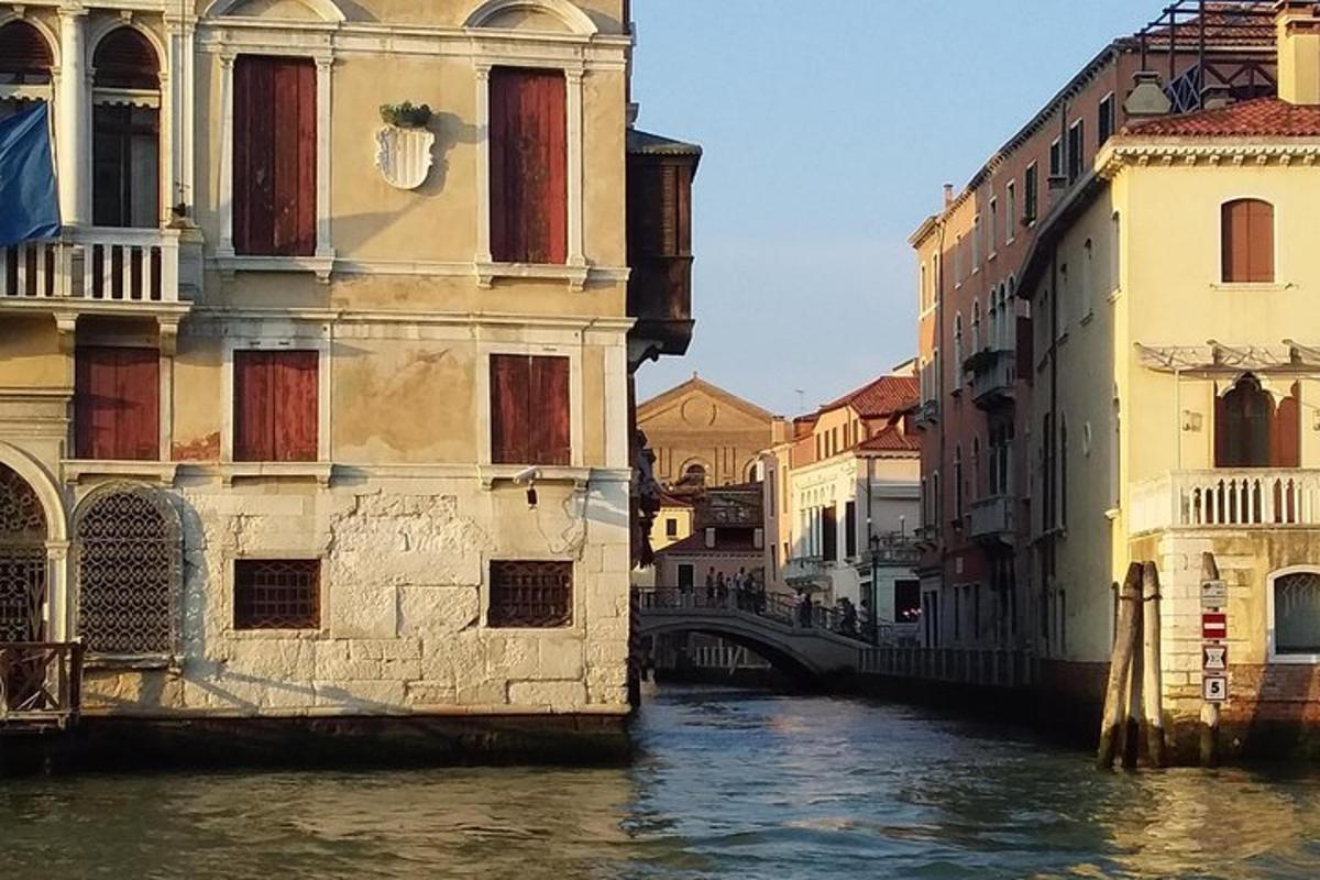 un canale tra due edifici accanto a un ponte