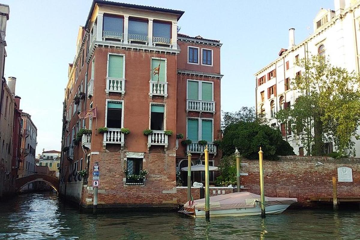 un edificio su un canale con una barca in acqua