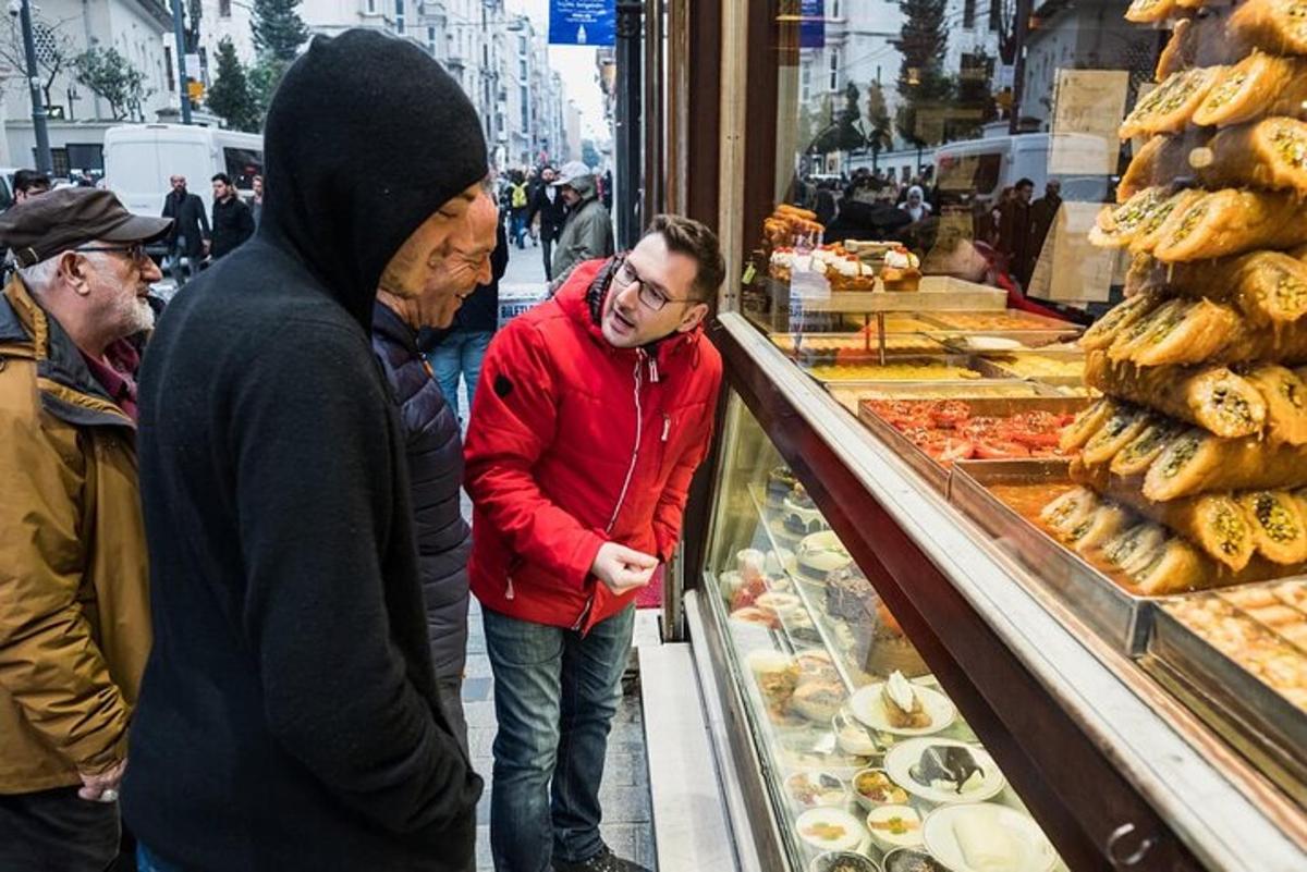 skupina lidí stojících kolem vitríny v pekárně