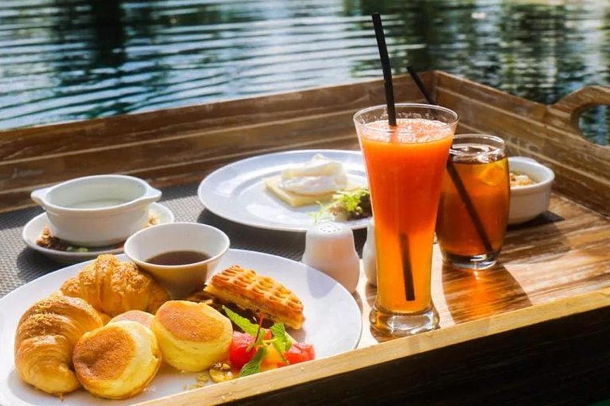 meja dengan sepinggan makanan dan minuman