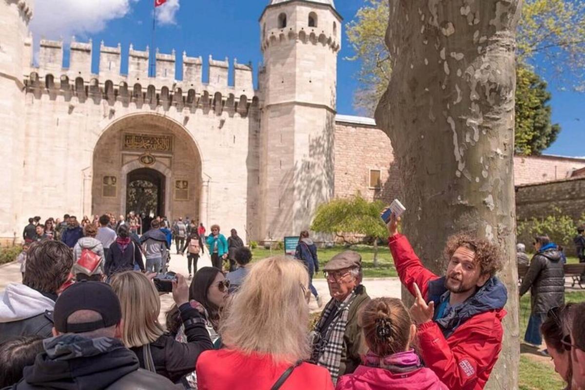hópur fólks stendur fyrir framan kastala