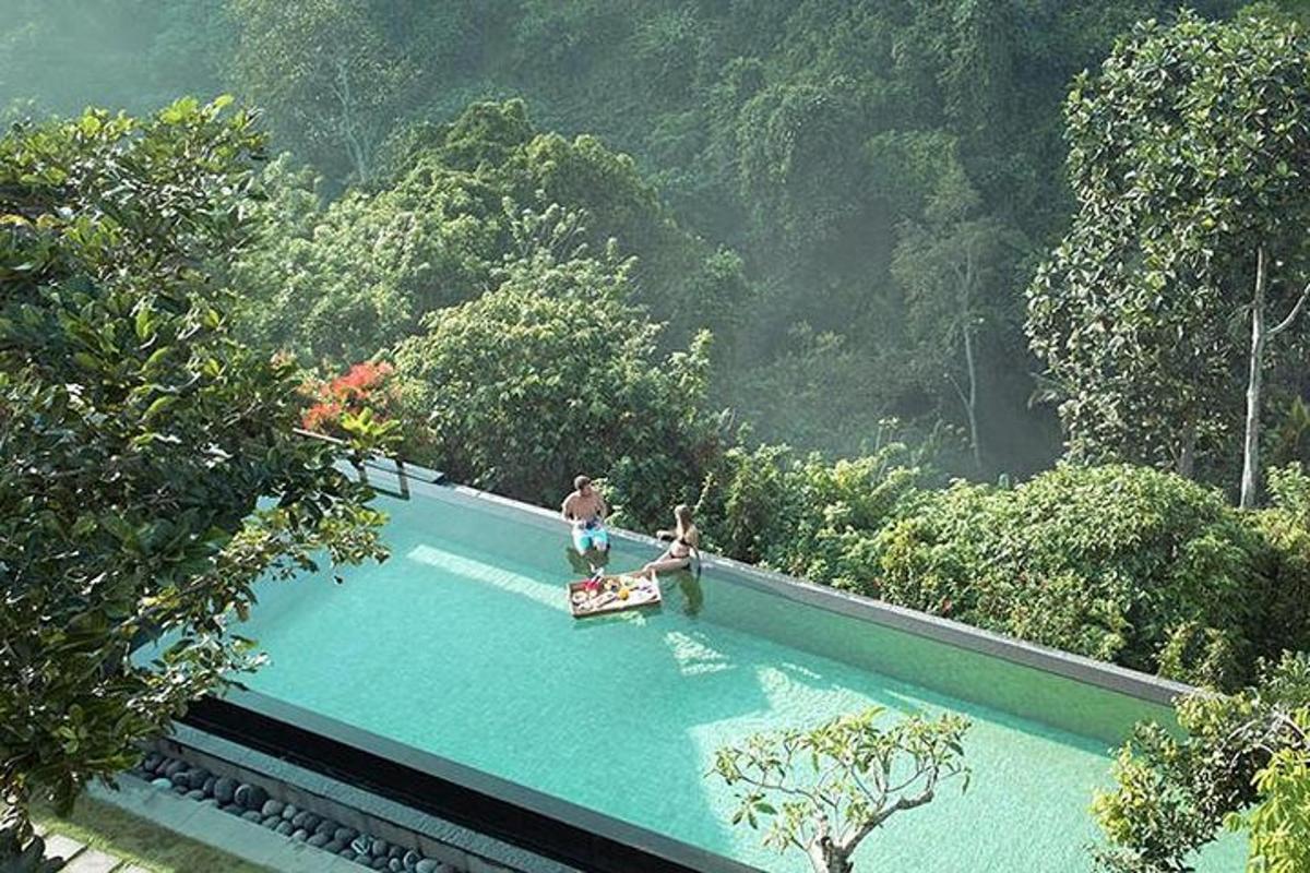 dua orang berdiri di tepi kolam renang