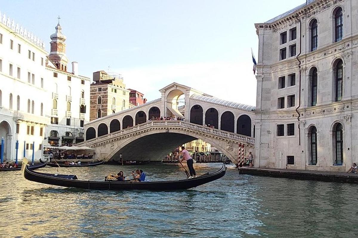 una gondola nell'acqua sotto un ponte
