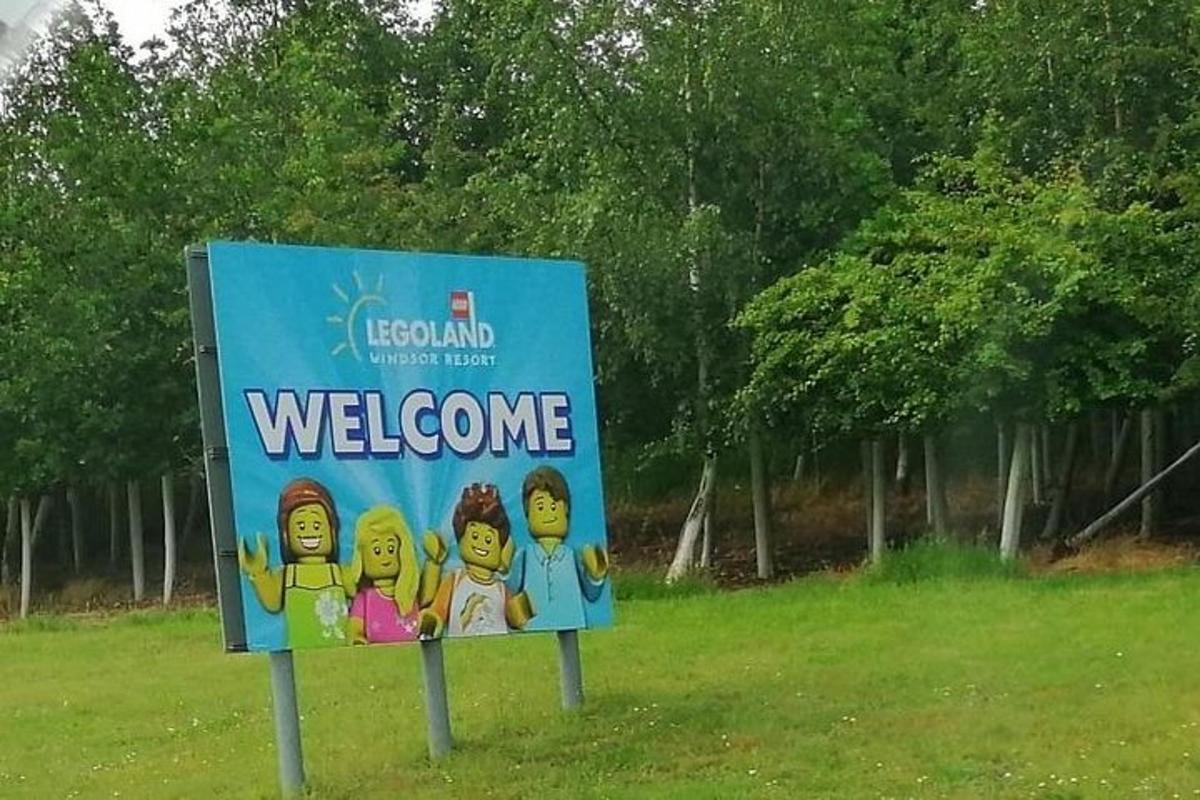 velkomin skilti í grasinu á akri