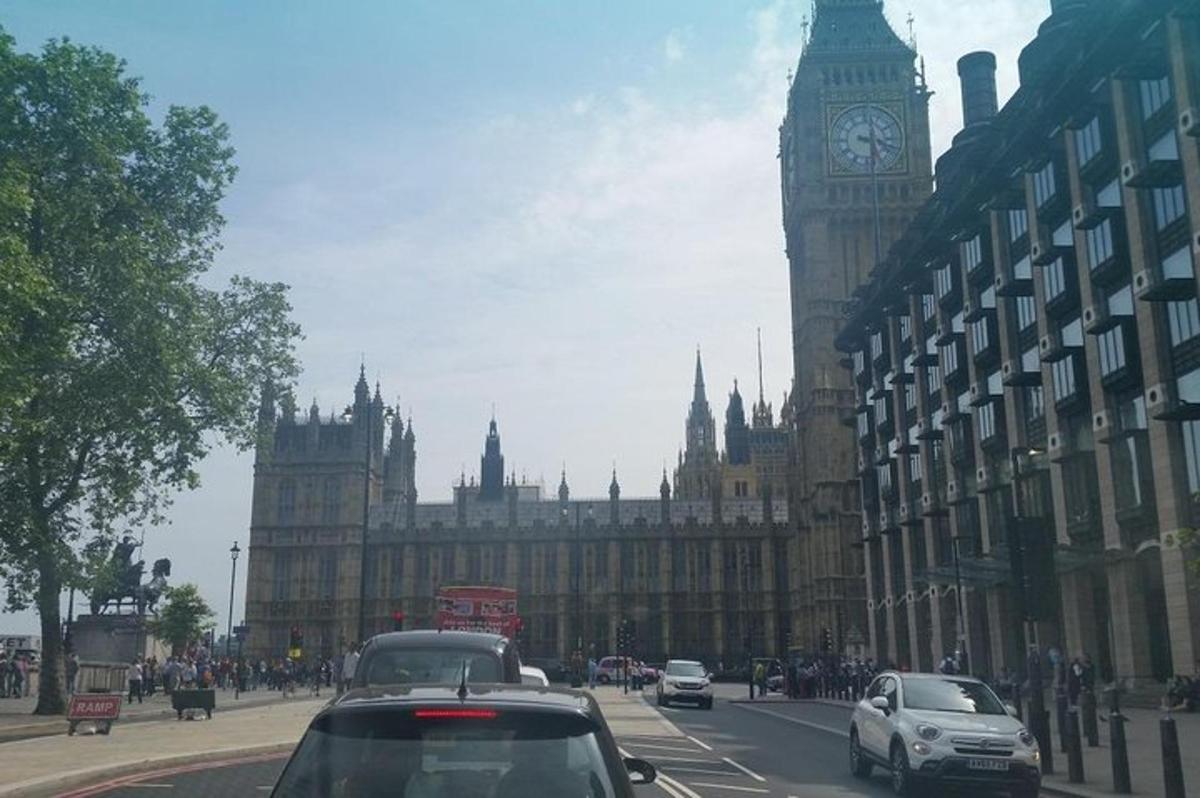 Bíll ekur niður borgargötu með Big Ben