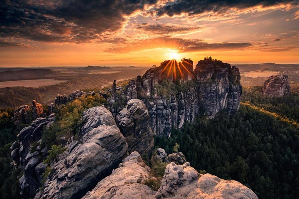 uma vista de uma montanha com o pôr do sol