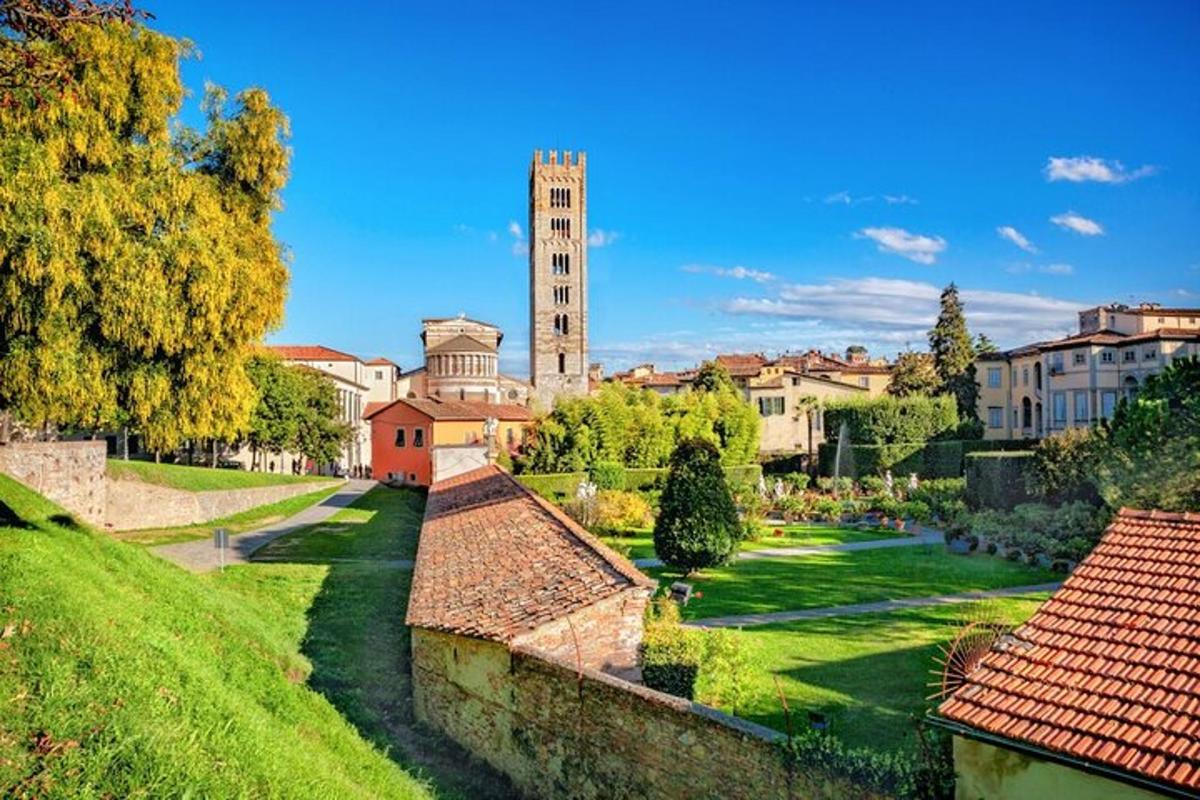 Una vista de una ciudad con una torre de reloj.
