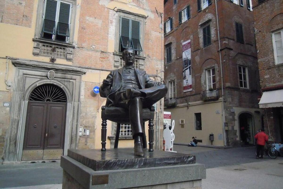 una estàtua d'un home assegut en un banc