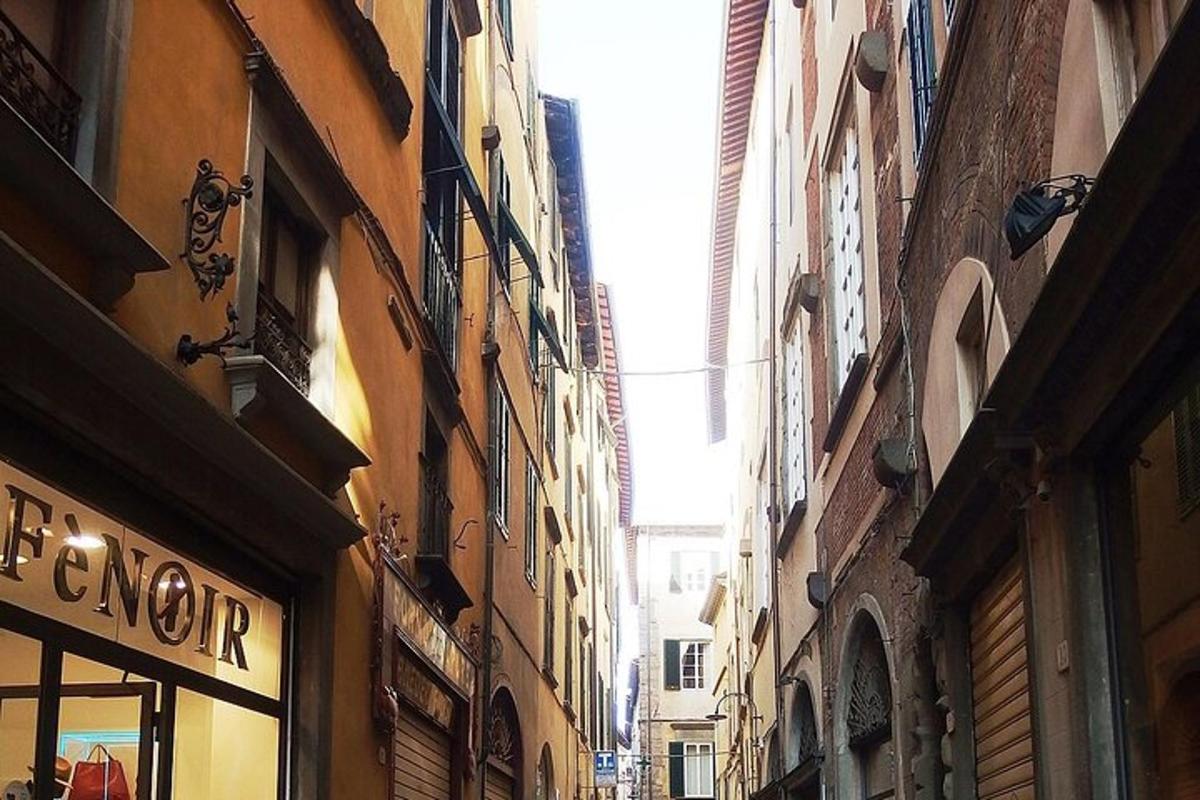 una calle estrecha en una ciudad con edificios