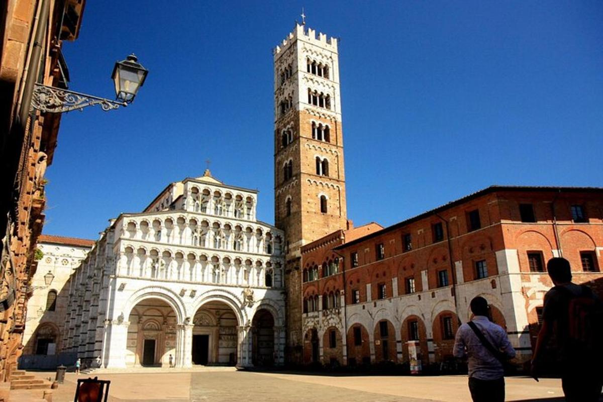 un gran edifici amb una torre de rellotge en una ciutat