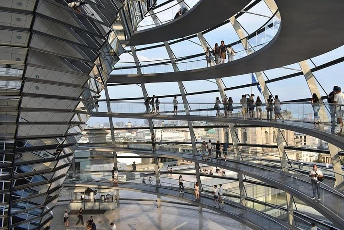 uma vista do interior de um edifício com pessoas