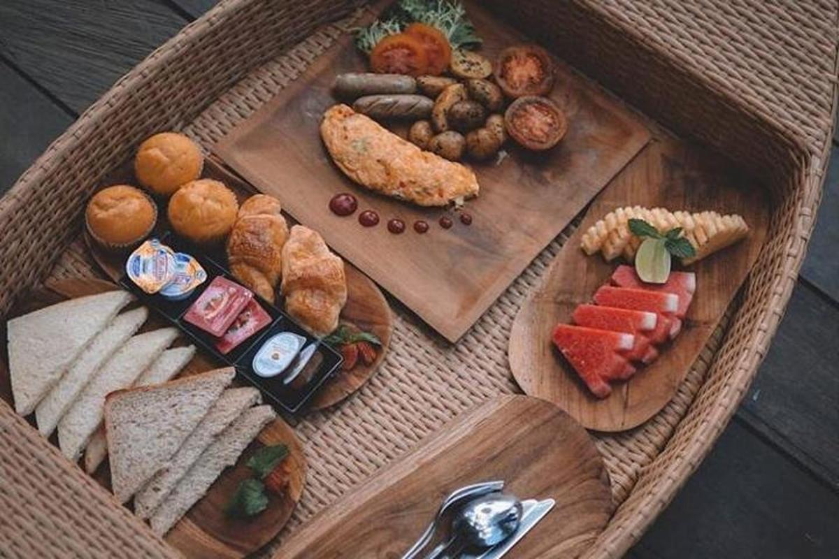 một khay gỗ đựng nhiều loại thức ăn khác nhau