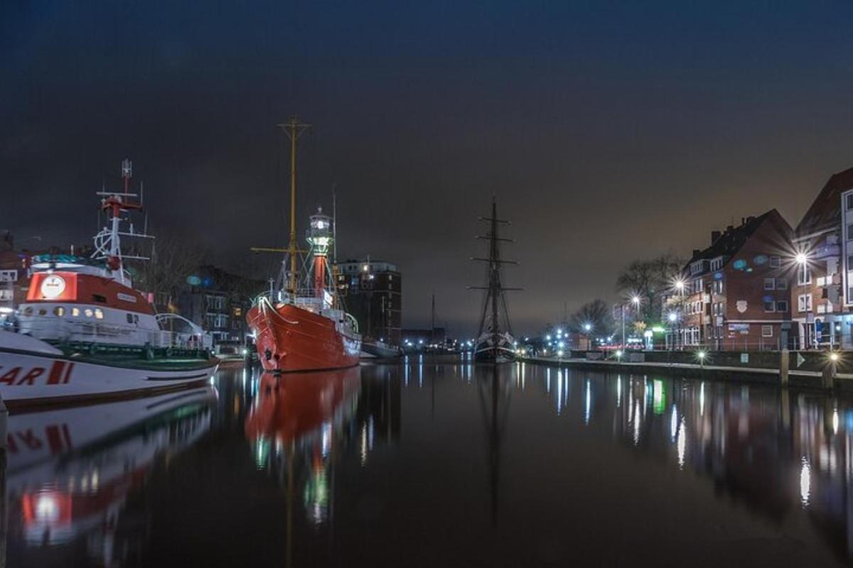 Nokkrir bátar lögðust að bryggju í ánni að nóttu til