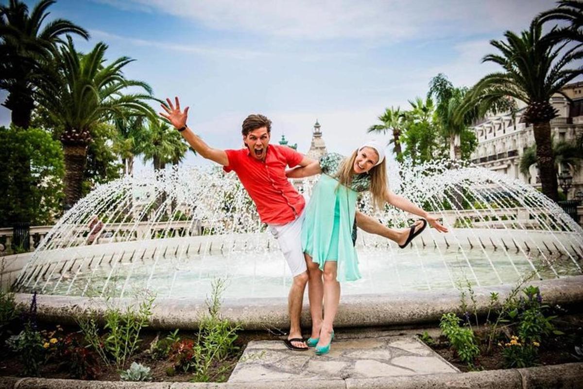 un homme et une femme debout devant une fontaine