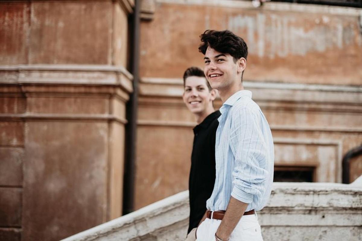 deux hommes debout l'un à côté de l'autre devant un bâtiment
