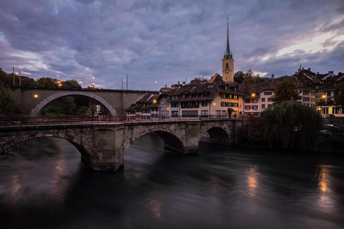 Un puente sobre un río en una ciudad con edificios.