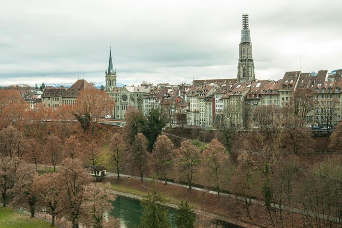 Una vista de una ciudad con un río y edificios.