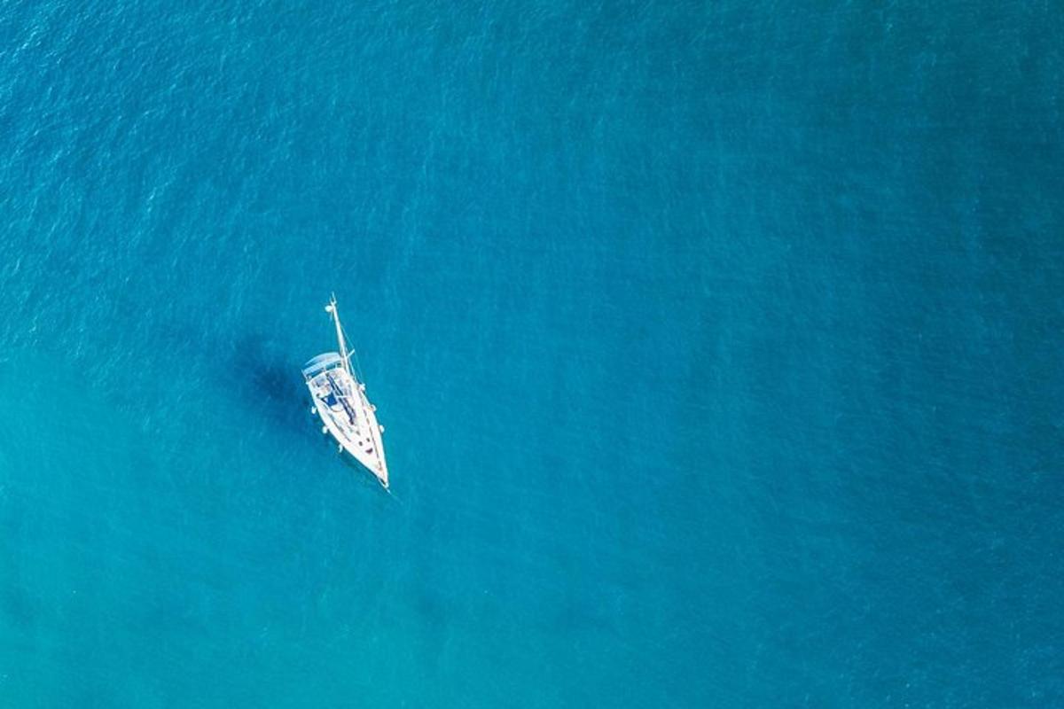 čoln sredi oceana