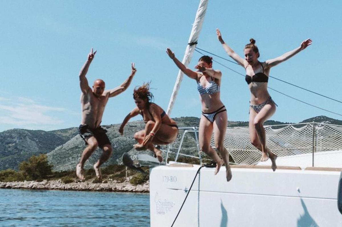 skupina ljudi, ki skačejo s strani čolna