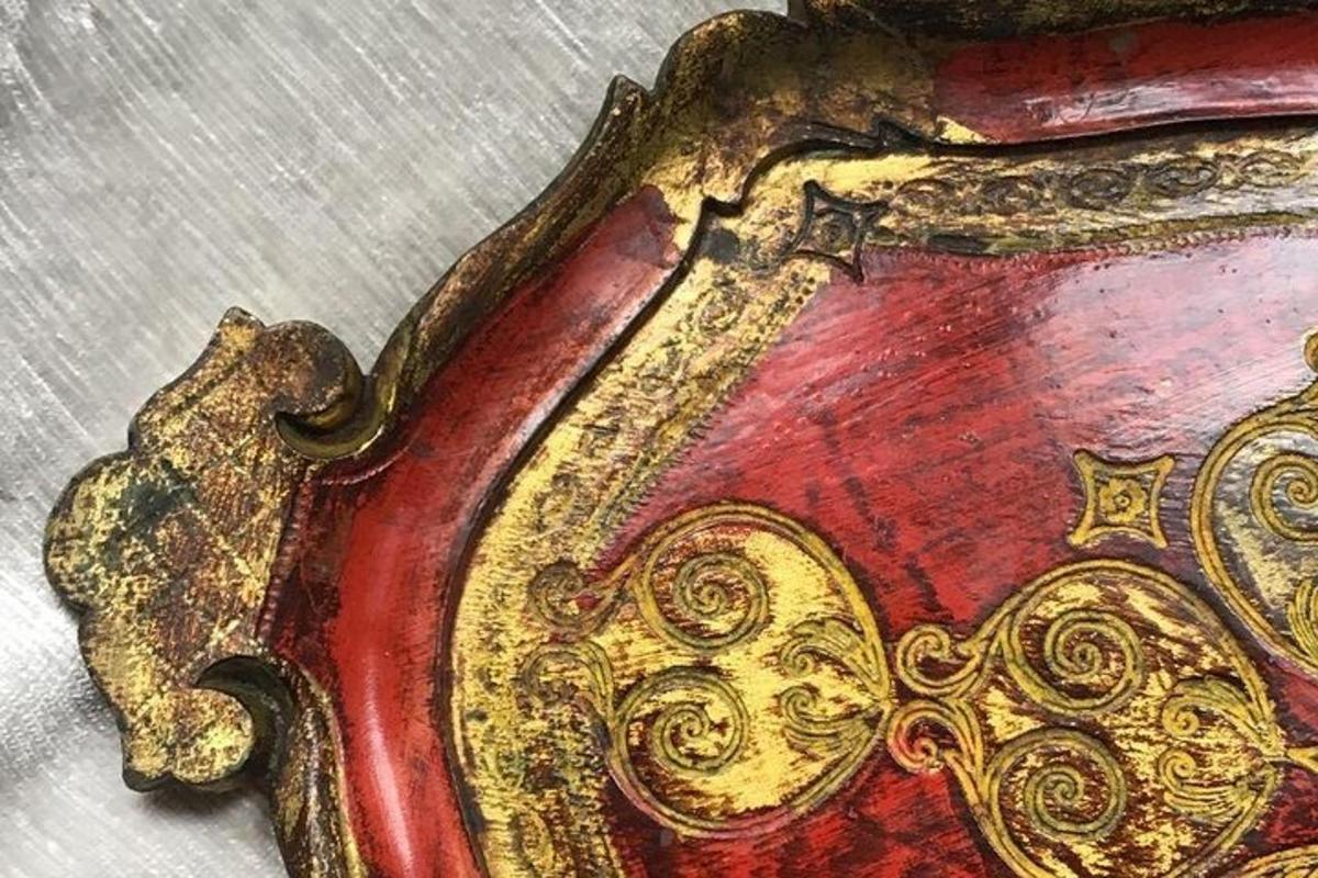 eine Nahaufnahme eines rot-goldenen Objekts