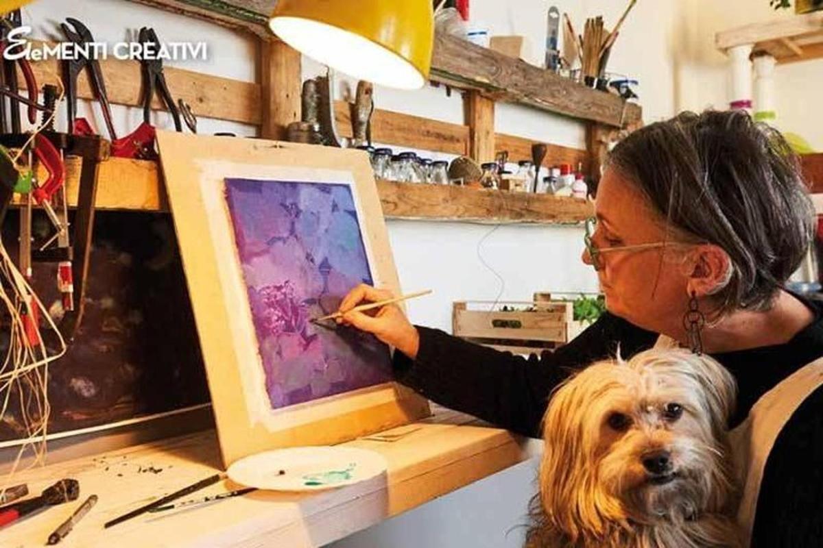 eine Frau malt ein Bild von einem Hund