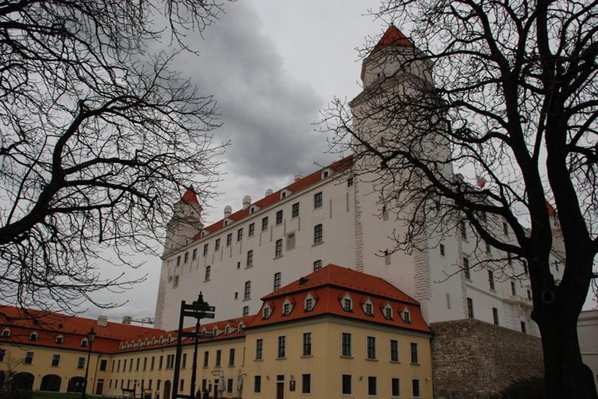 um grande edifício branco com uma torre no topo