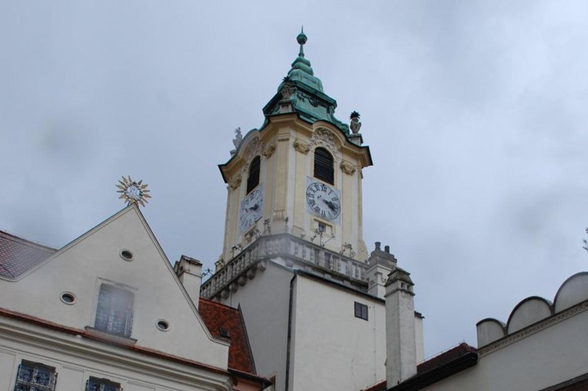 um edifício com uma torre do relógio no topo