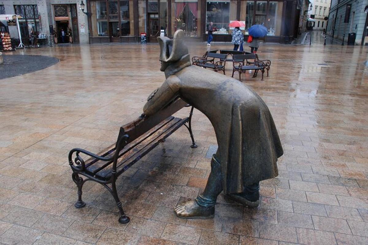 uma estátua de uma pessoa sentada em um banco