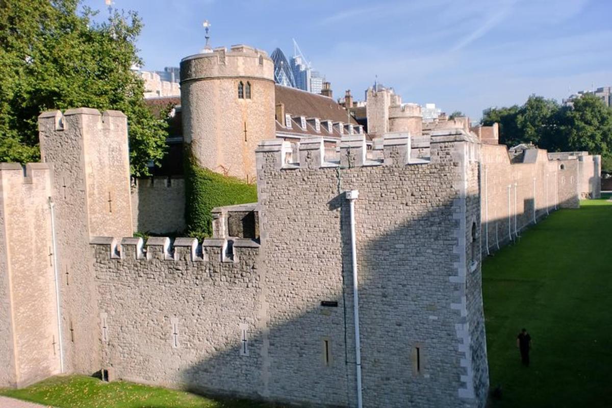 Un gran castillo con una persona parada frente a él.