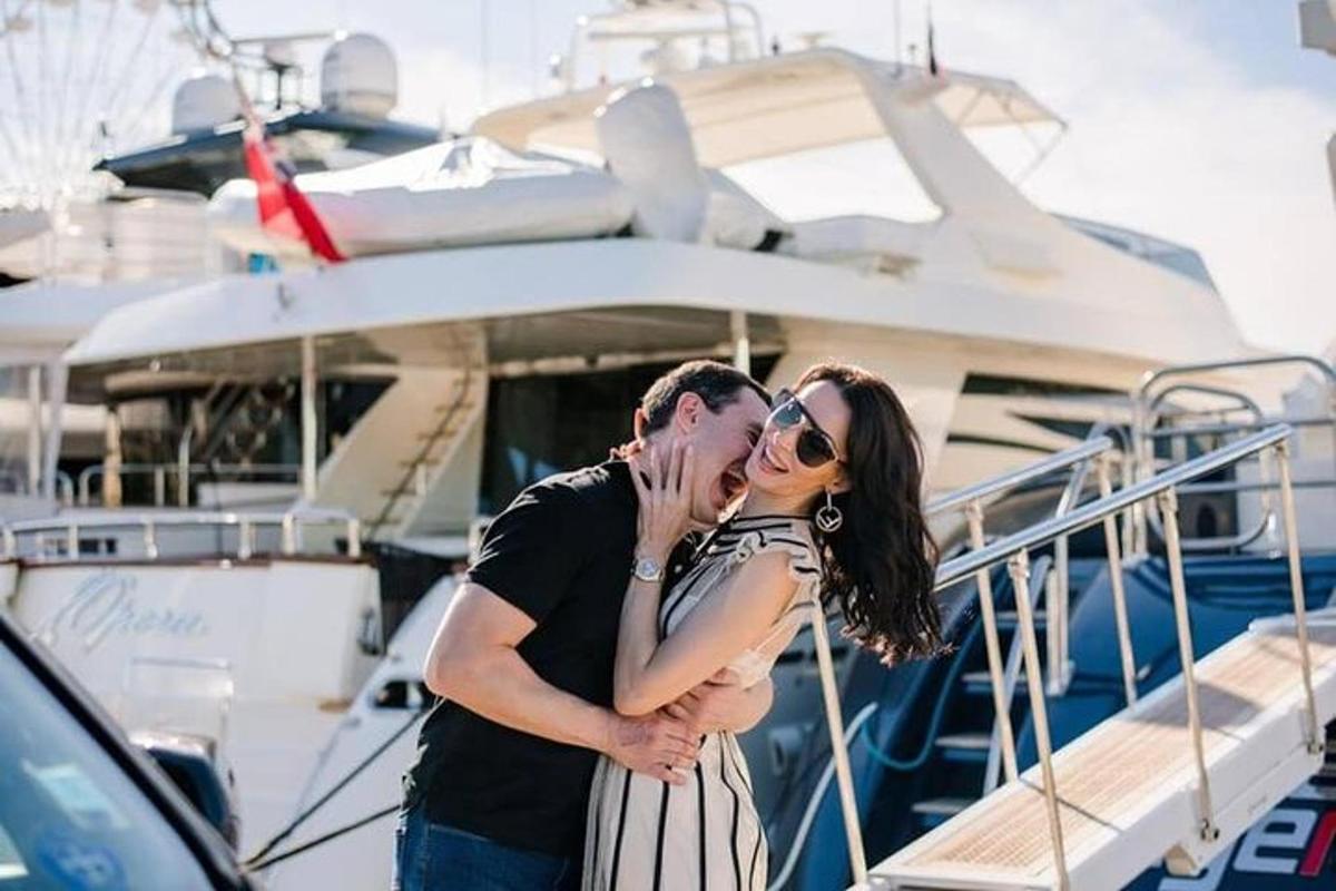 un uomo e una donna in piedi su una barca