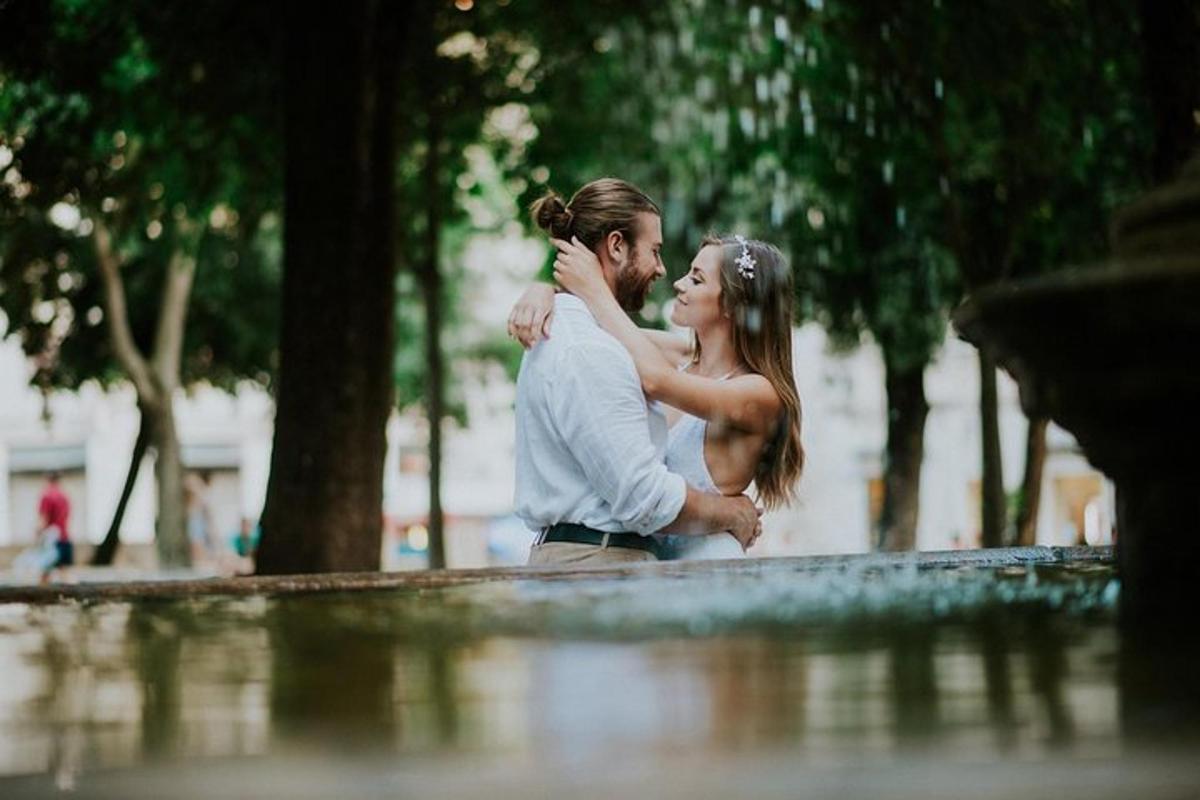 un uomo e una donna sono in piedi nell'acqua
