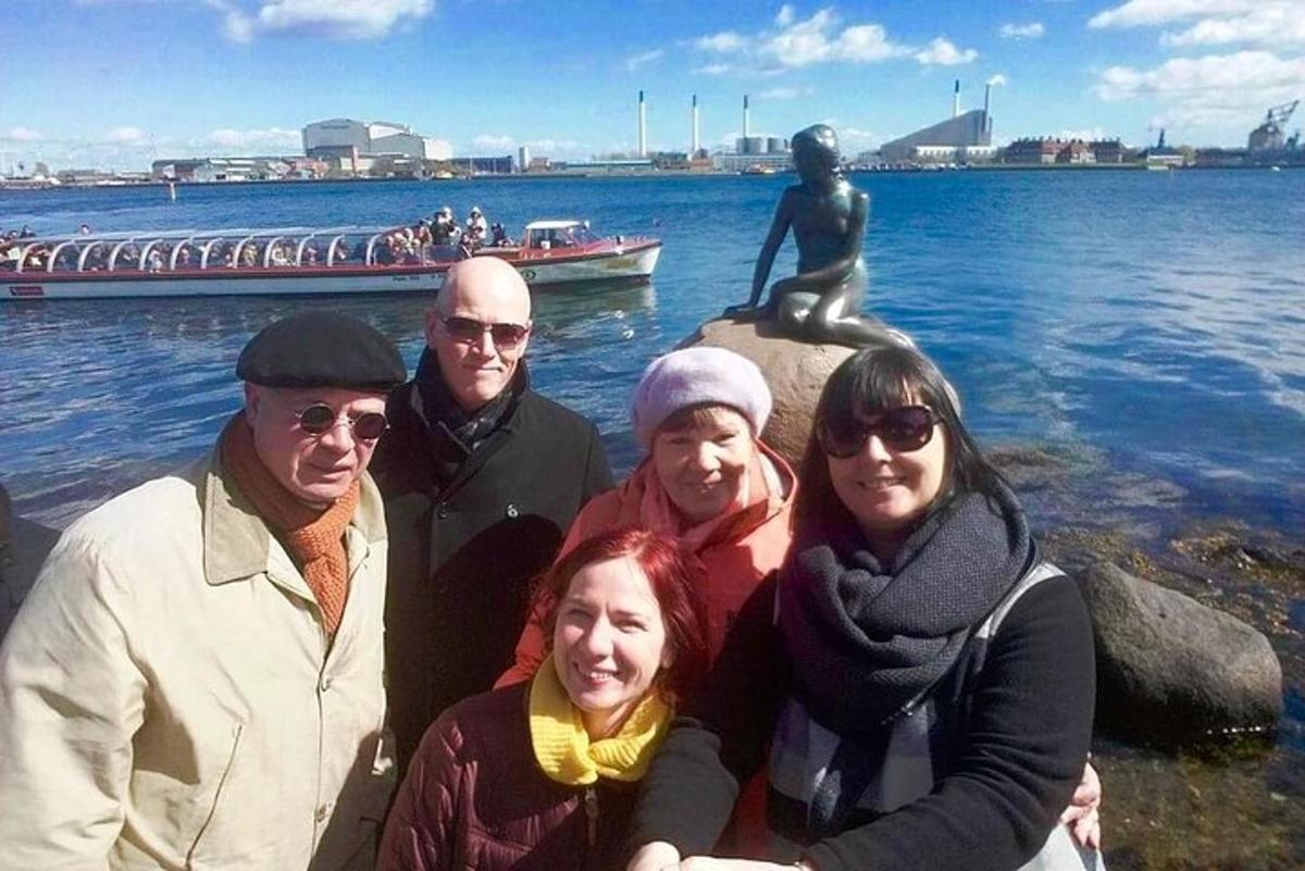 skupina lidí stojících před sochou