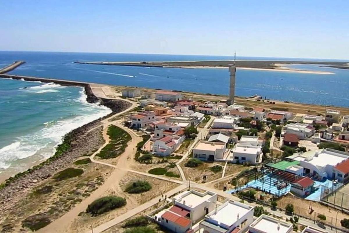 eine Luftaufnahme einer Stadt am Meer