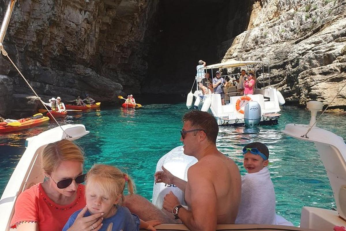 un grup de persones en un vaixell a l'aigua