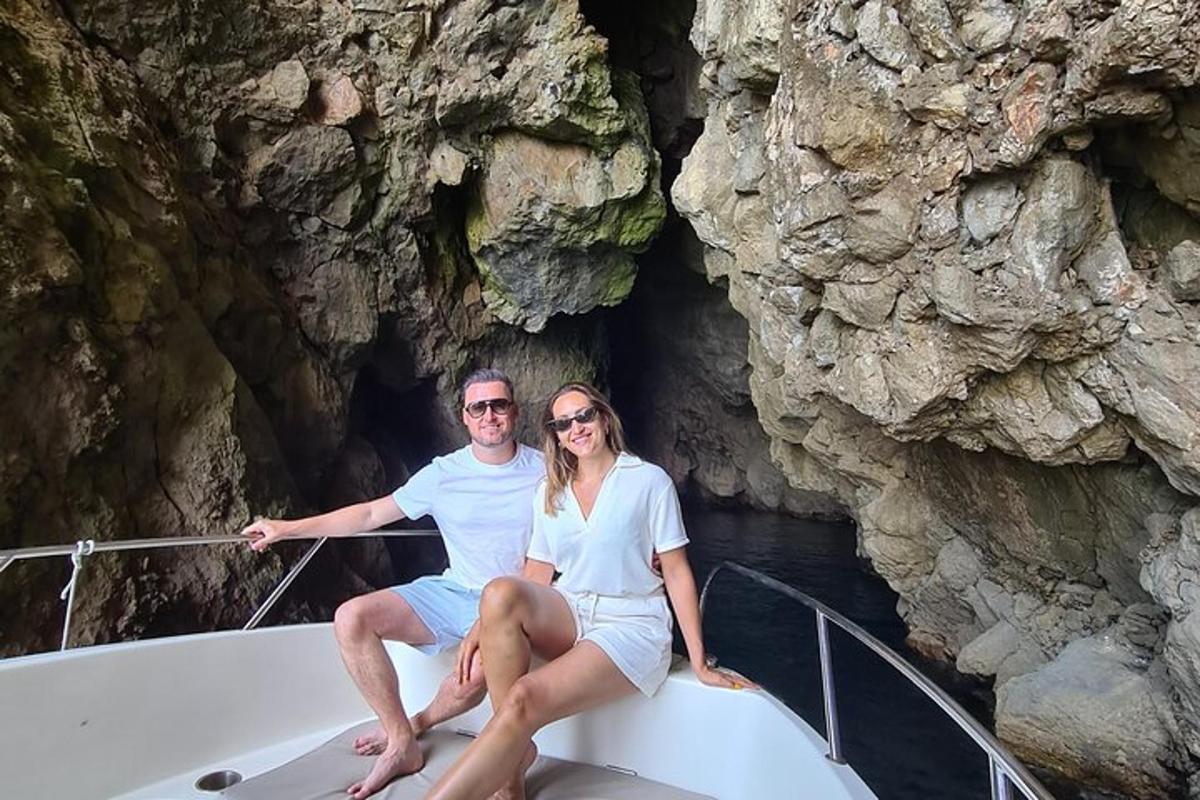 un home i una dona asseguts en una barca en una cova
