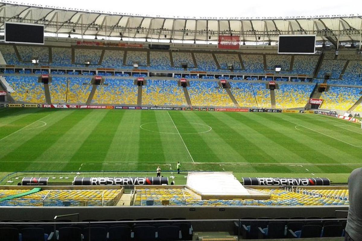 pohled na fotbalový stadion s fotbalovým hřištěm
