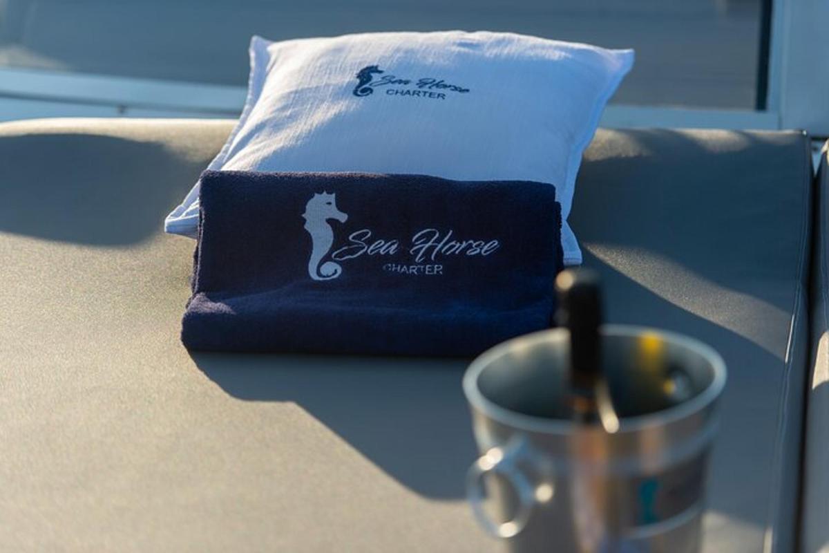 una tazza di caffè seduti su un divano con un cuscino