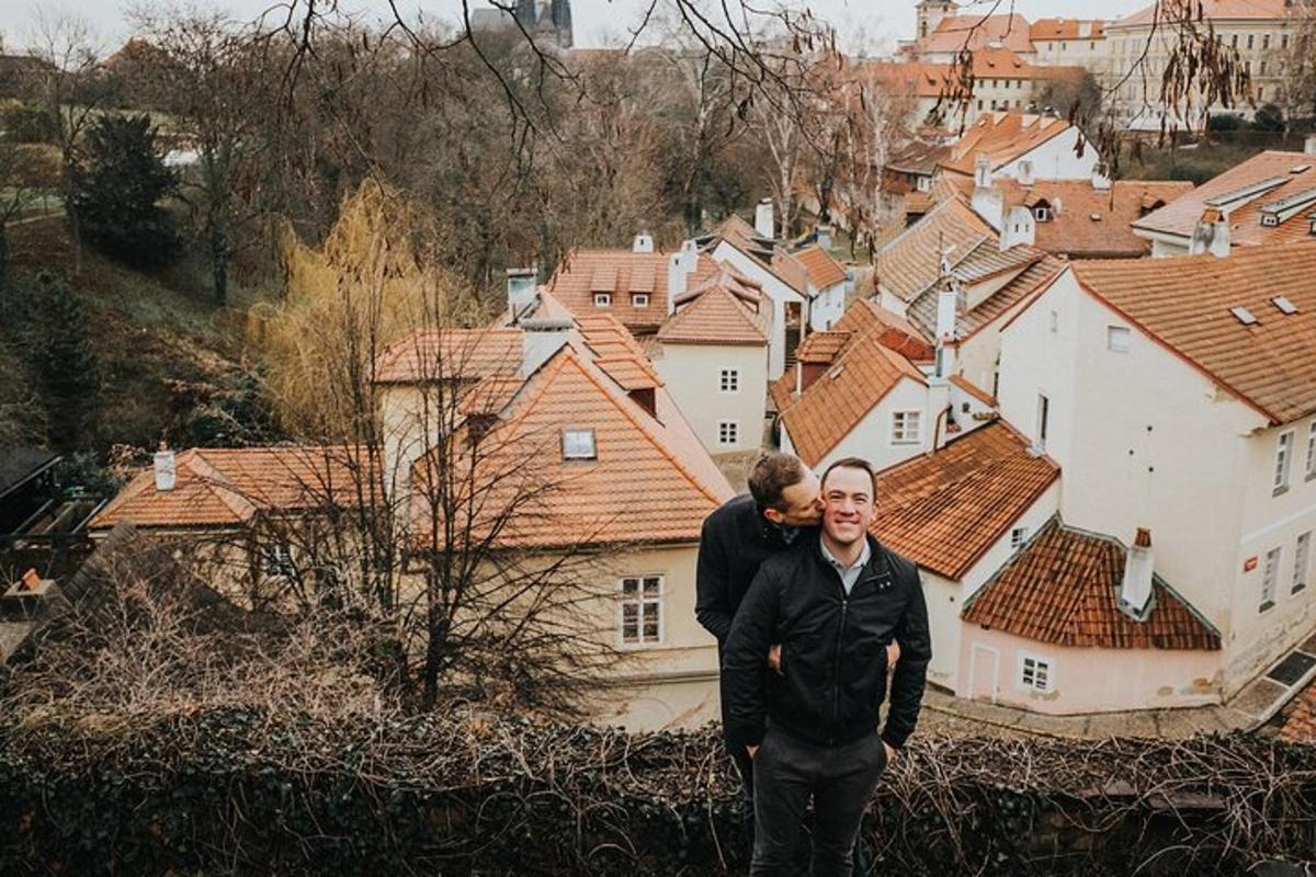 két férfi áll a város előtt