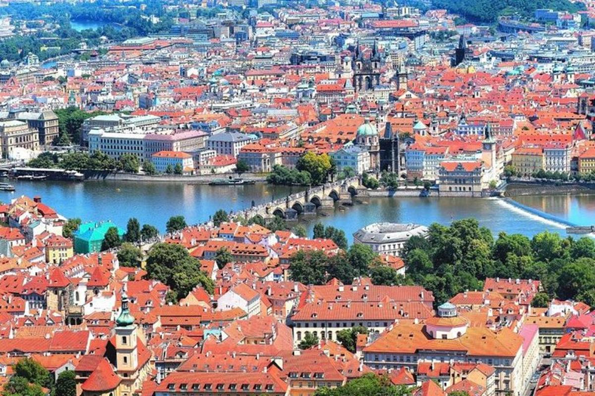 pohled na město s červenými střechami a řekou