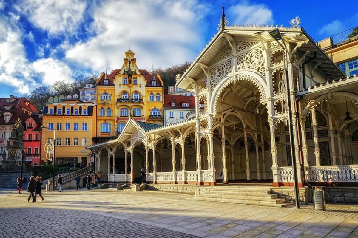 um edifício em uma cidade com edifícios ao fundo