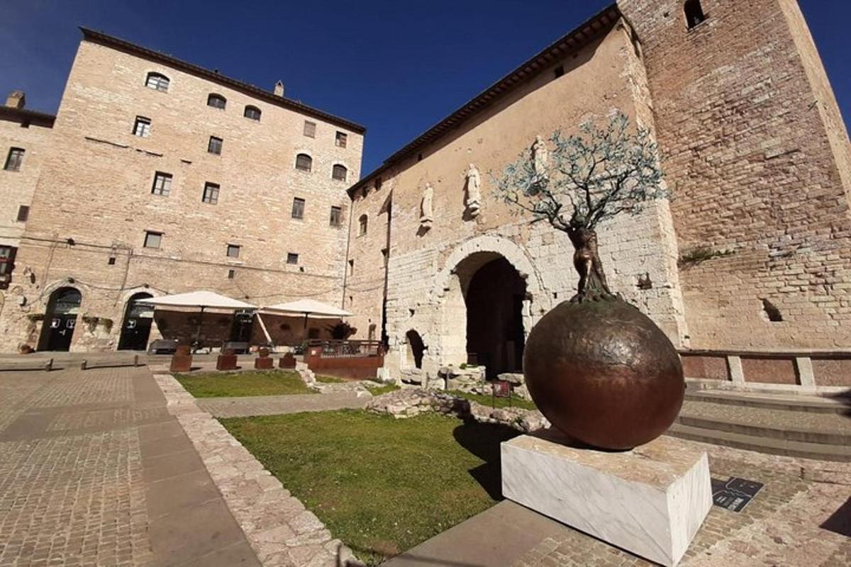 una estàtua d'un arbre davant d'un edifici
