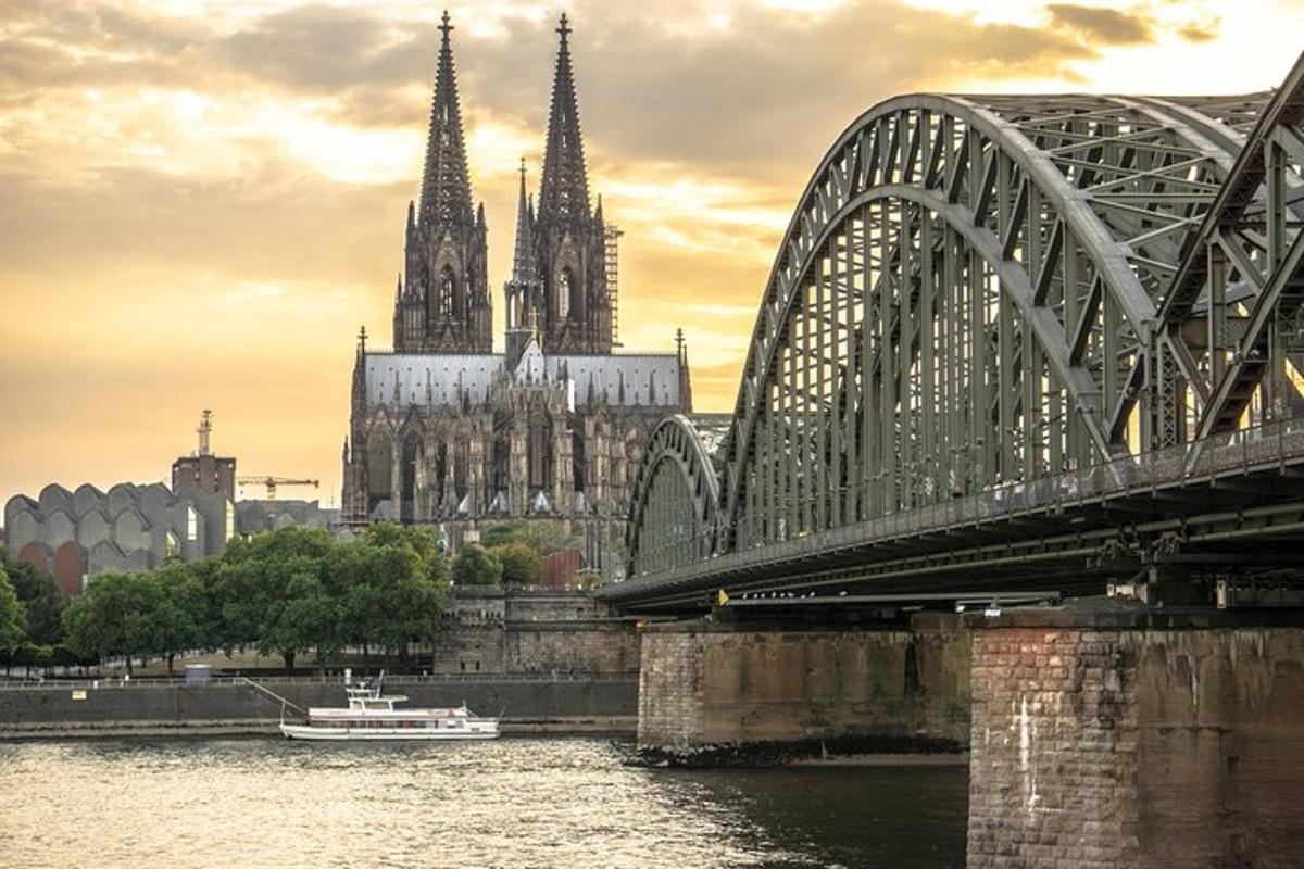 eine Brücke über einen Fluss mit einer Kathedrale im Hintergrund