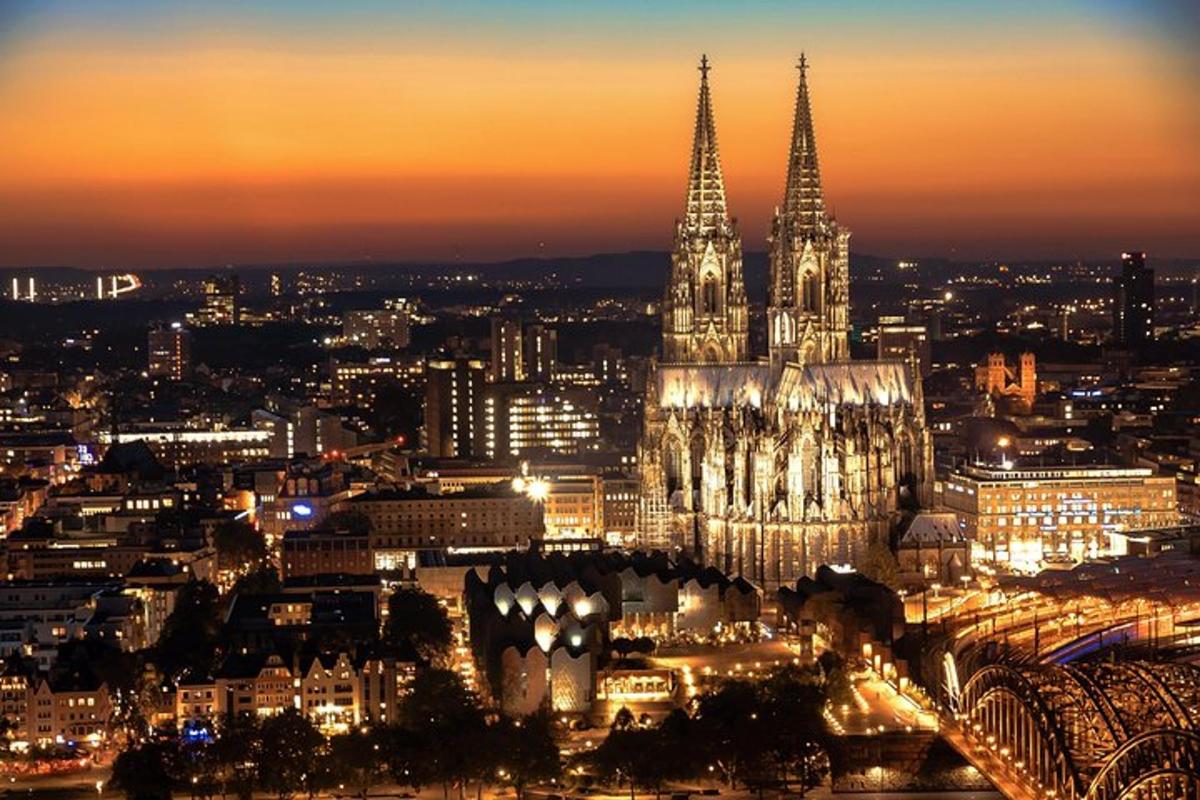 utsikt over en by om natten med en katedral