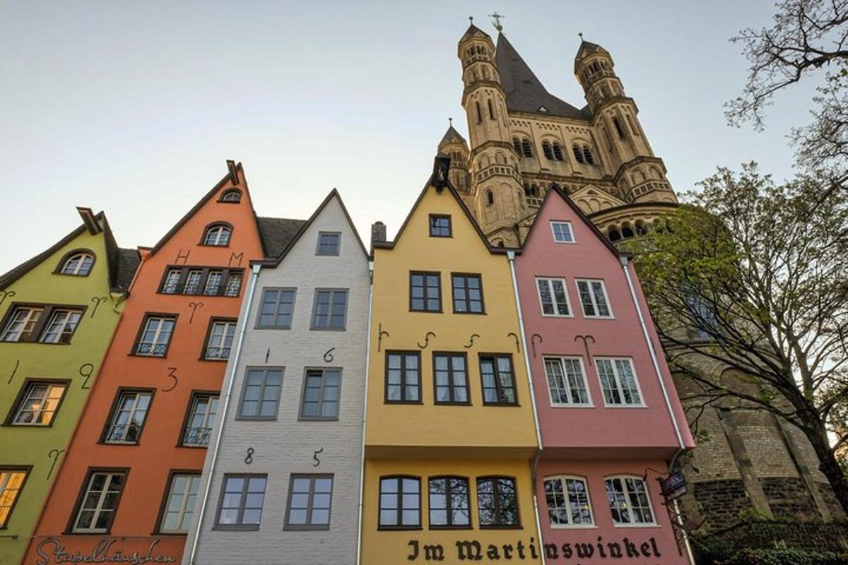 eine Reihe bunter Häuser vor einem Gebäude