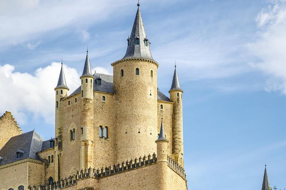 velký hrad s věžemi na vrcholu