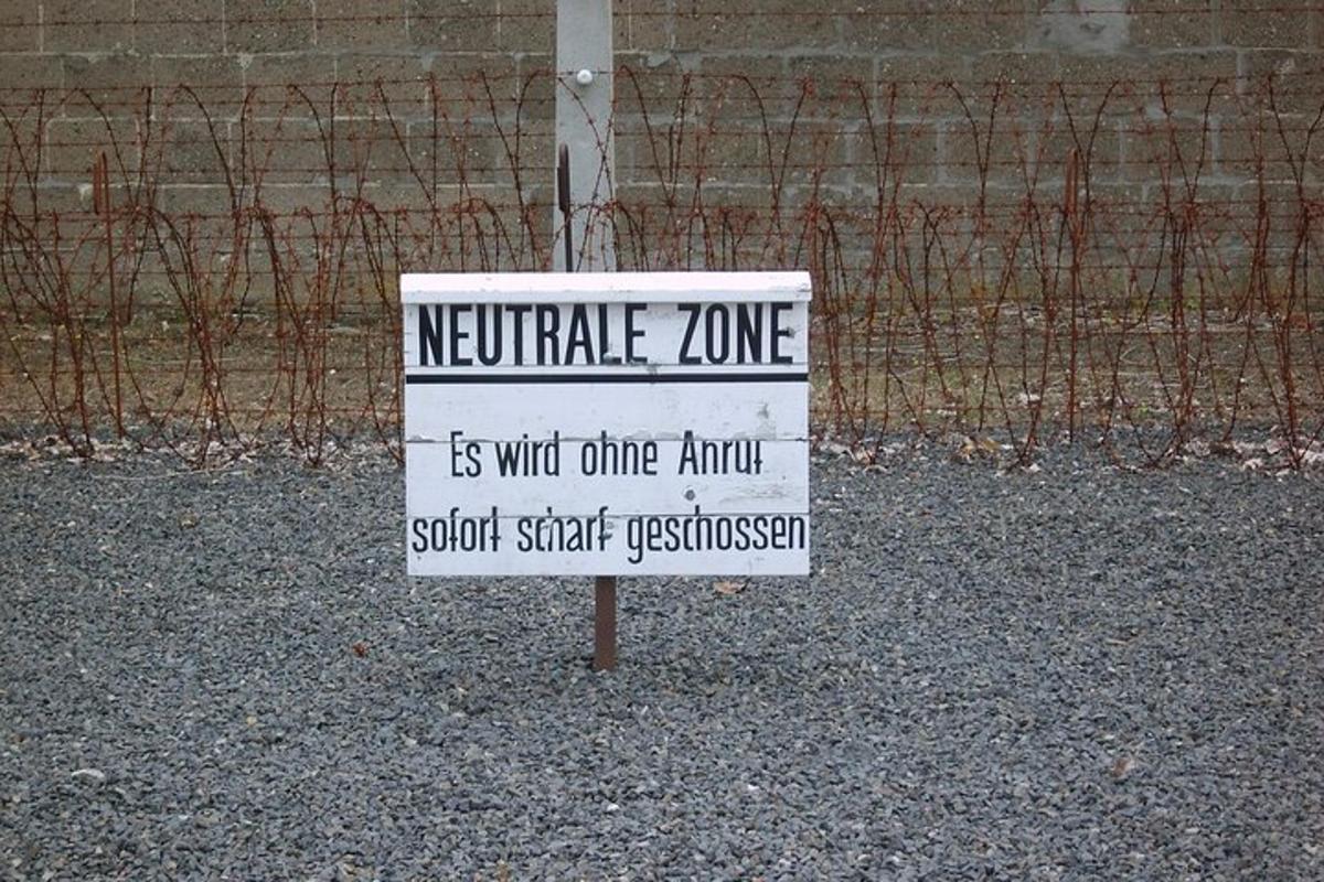cedule s nápisem neolitická zóna je to, co ostatní letištěshutacticgressavascript