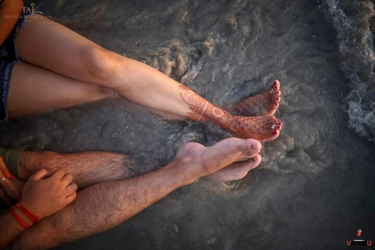 Un par de piernas con sangre en los pies en el agua.