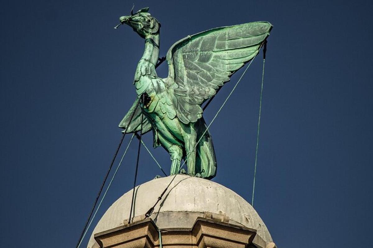 una statua di un uccello in cima a un edificio