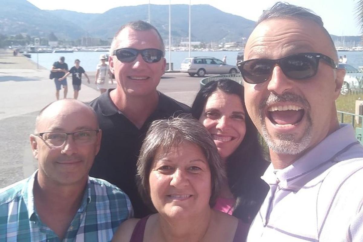 un gruppo di persone che posano per una foto
